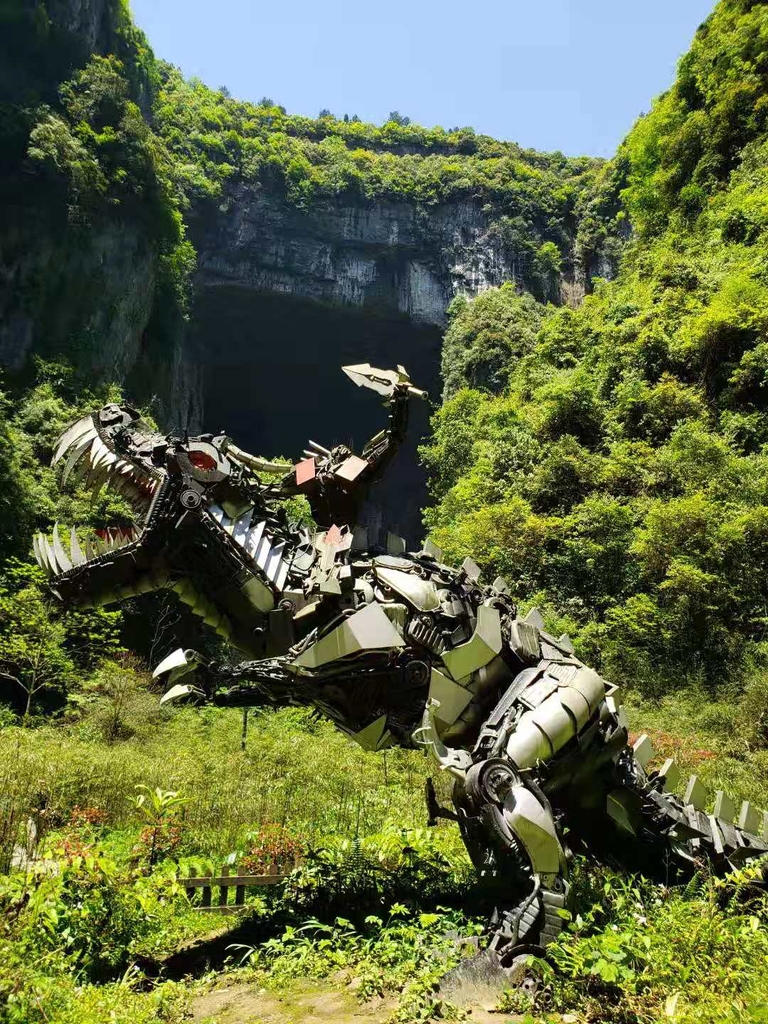 트랜스포머4 촬영지인 중국 우룽에 세워진 다이노봇 모형