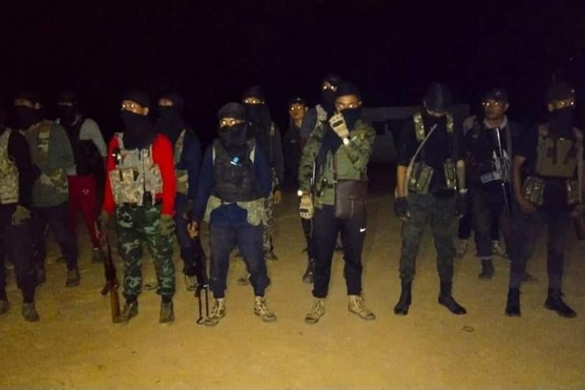 무장 수준을 강화한 따무시민방위군 대원들 모습.