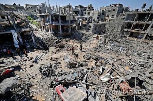 이스라엘군의 보복 공습으로 폐허가 된 가자지구