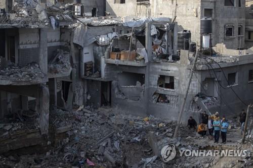 이스라엘의 폭격으로 폐허가 된 가자지구 시가지