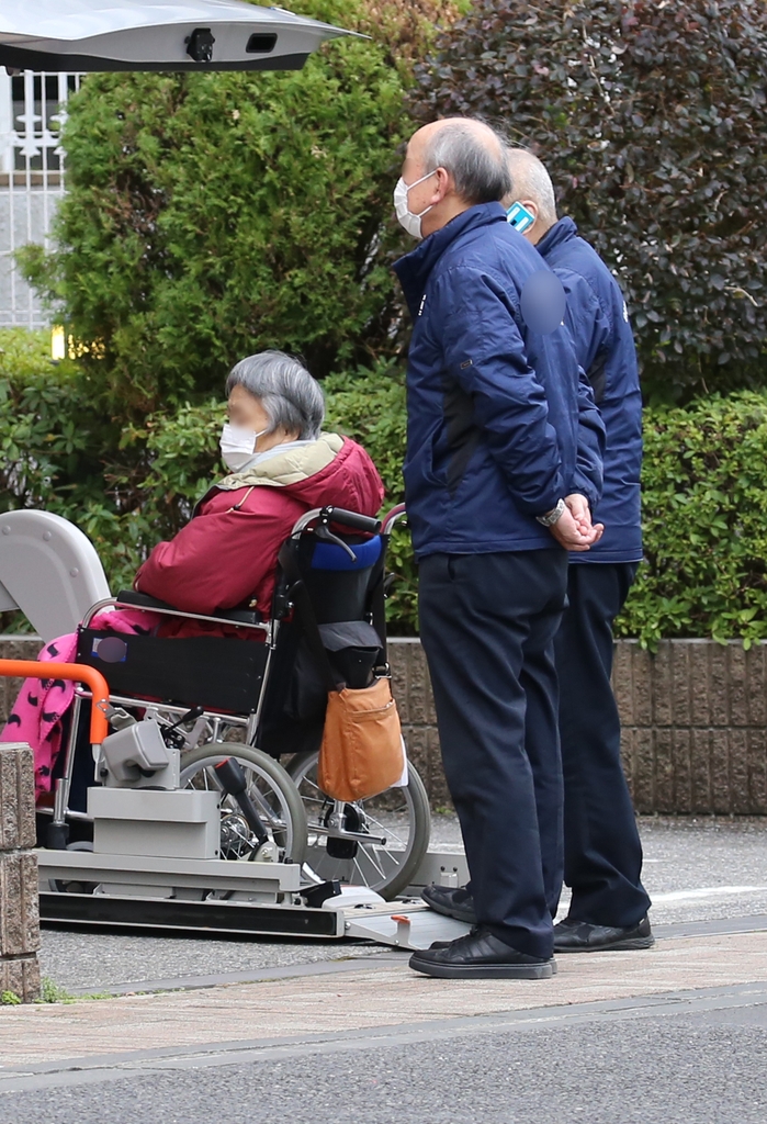 일본 도쿄도(東京都)의 한 노인 요양시설에서 고령 스태프가 휠체어에 탄 입소자를 지켜보고 있다. 일손 부족이 심각한 가운데 고령자를 돌보는 직원의 연령도 높아진 것으로 보인다. 촬영 이세원
