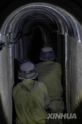 이스라엘 남부로 통하는 하마스의 지하 터널을 지키는 이스라엘 군인들