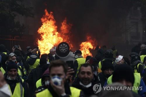 2018년 12월 파리에서 자동차를 불태운 노란조끼 시위대 [EPA=연합뉴스]