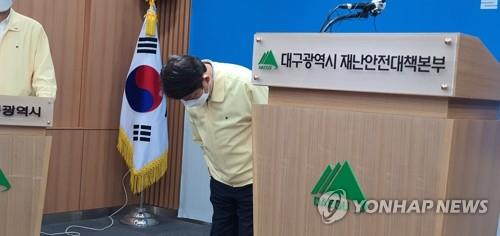 고개 숙인 권영진 대구시장