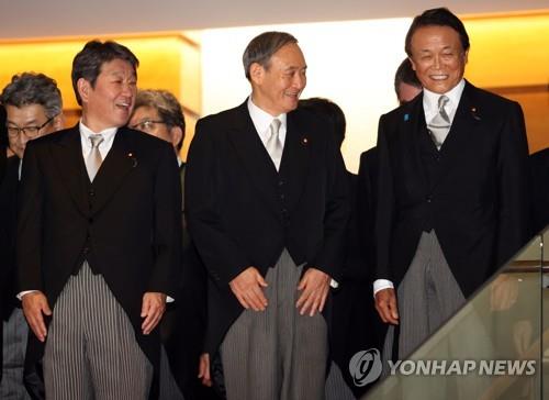 (도쿄 EPA=연합뉴스) 2020년 9월 16일 스가 요시히데(菅義偉) 일본 총리가 일본 총리관저에서 내각 발족을 기념한 사진 촬영을 위해 이동하고 있다.