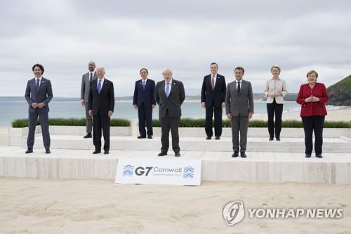 한 자리 선 G7 정상들
