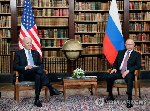기념사진을 촬영하는 바이든 미국 대통령과 푸틴 러시아 대통령