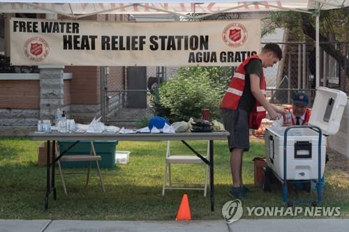 15일(현지시간) 미 애리조나주 피닉스에서 구세군이 쉼터를 차려놓고 냉장 박스에 나눠줄 물을 넣고 있다. [AFP=연합뉴스]