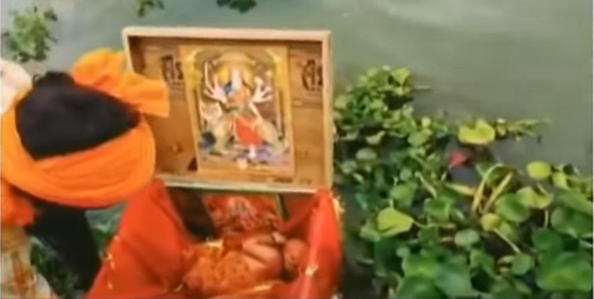 인도 갠지스강 나무상자에서 발견된 여자 아기. [지(Zee) 뉴스 방송 화면 캡처. 재판매 및 DB 금지]