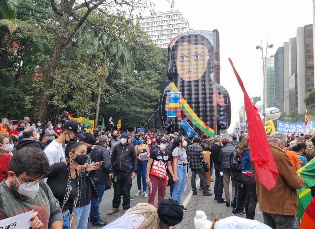 상파울루 반정부 시위에 등장한 보우소나루 인형