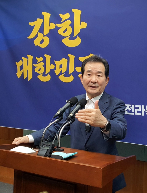 기자들의 질문에 답하는 정세균 전 총리