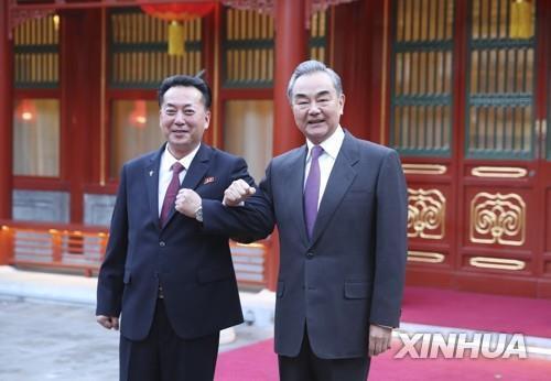 5월 27일 베이징에서 만난 리룡남 주중 북한 대사(왼쪽)와 왕이 중국 외교부장 [신화=연합뉴스 자료사진]