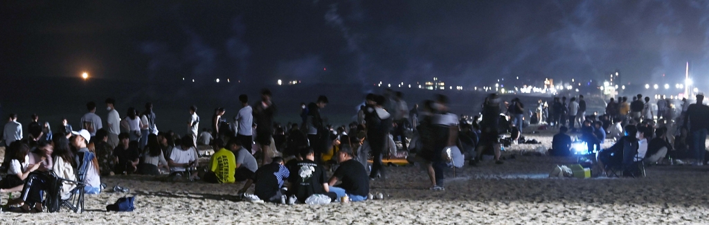 지난 19일 밤 강릉 경포해변을 찾은 관광객들.[촬영 이해용]