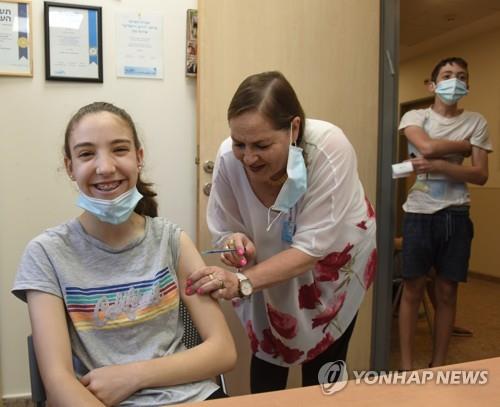 이스라엘에서 웃으며 백신 맞는 청소년 [UPI=연합뉴스]