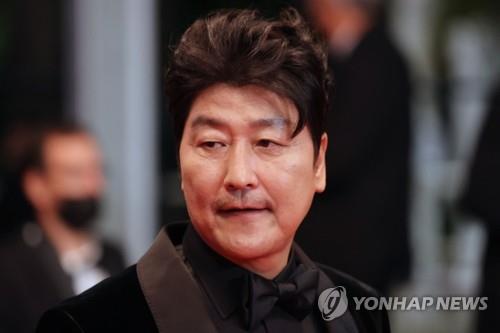 칸 영화제서 '비상선언' 상영 앞두고 극장 도착하는 송강호