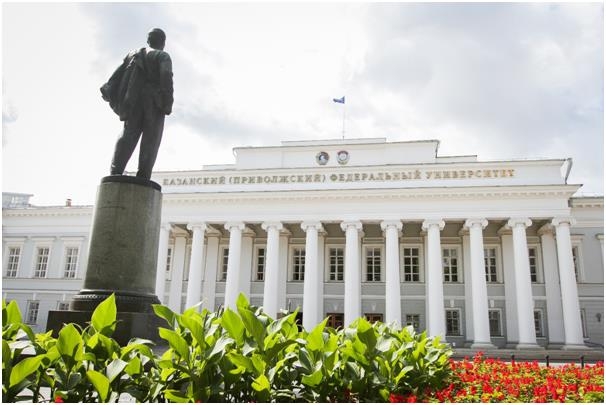 레닌 동상과 카잔연방대 본관 건물 