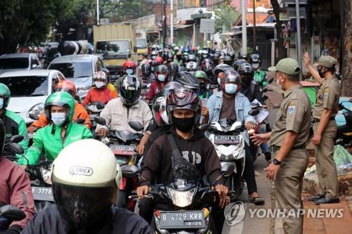 인도네시아의 붐비는 도로 모습