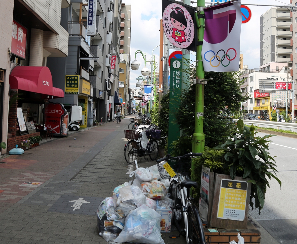 [올림픽] 개막식 앞둔 도쿄…길거리의 쓰레기 봉지