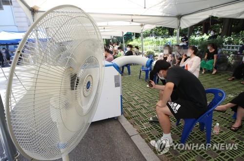 폭염에도 진료소 찾은 시민들