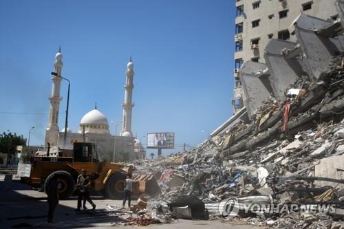가자지구서 공습 폐허 건물 잔해 치우는 중장비