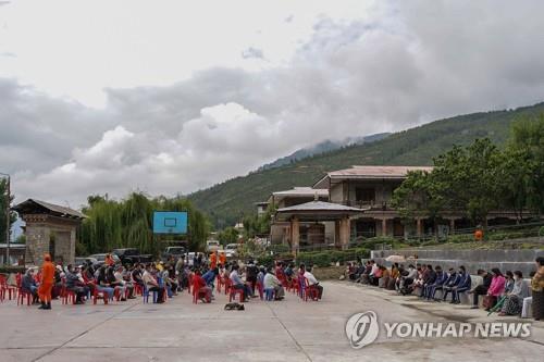 부탄 수도 팀푸의 임시 백신 접종 센터에서 코로나19 백신 접종을 받기 위해 기다리는 주민. [AFP=연합뉴스]
