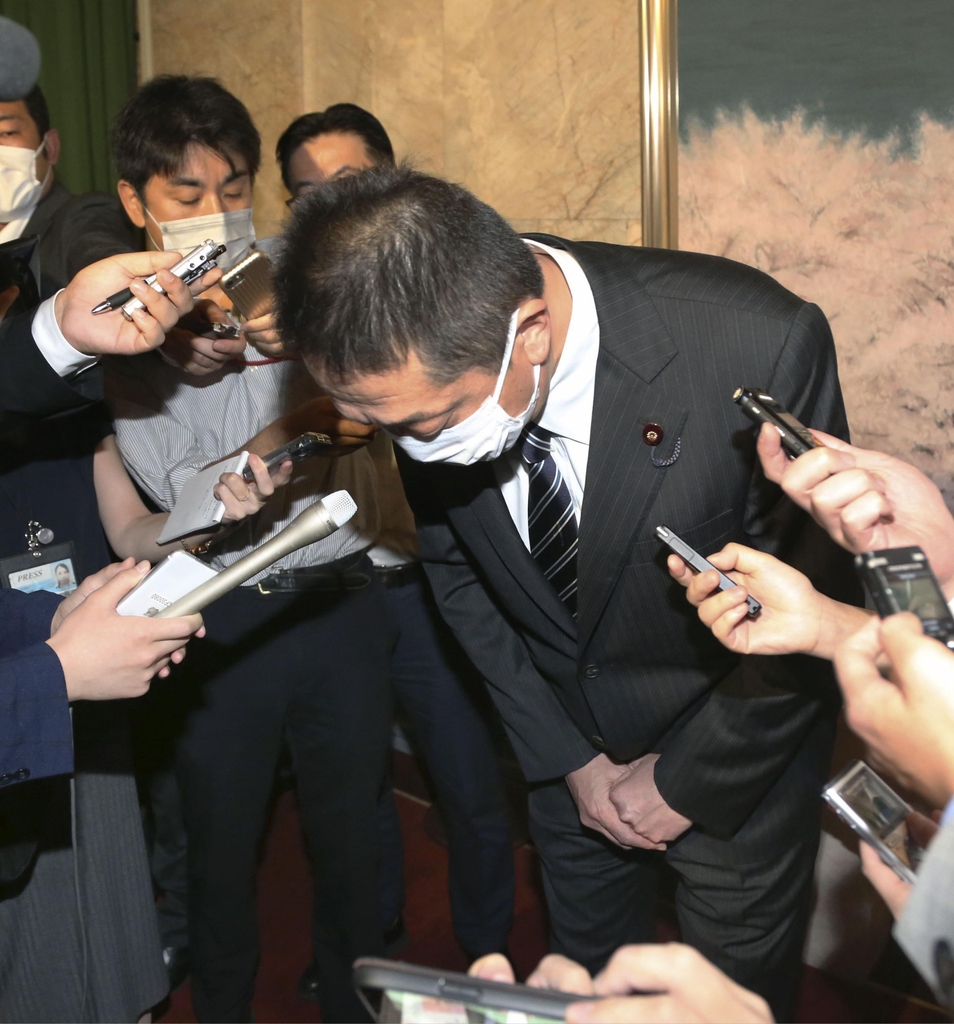 고개 숙여 사죄하는 혼다 히라나오 중의원
