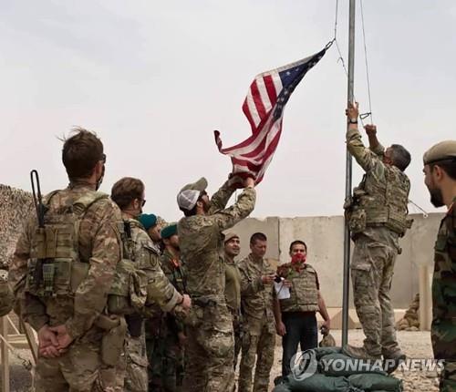 5월 2일 아프가니스탄 남부 헬만드주의 미군 부대에서 성조기를 내리는 미군들. [AP=연합뉴스]