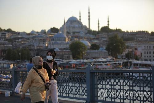 터키의 관광 명소 갈라타 다리를 건너는 이스탄불 시민