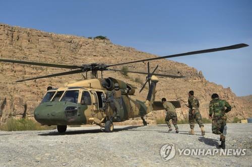아프간 공군 블랙호크 헬리콥터에서 식품과 연료를 내리는 아프간 정부군. [AFP=연합뉴스]