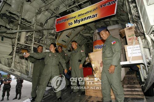 2008년 사이클론 피해를 입은 미얀마로 필리핀 의료지원팀이 떠나는 모습.