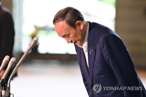 고개 숙여 인사하는 스가 일본 총리