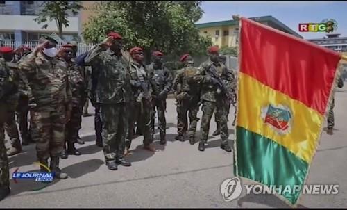 지난 7일 기니 군 인사들에 경례하는 쿠데타 지도자 둠부야 중령(중앙 왼쪽) 