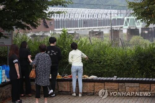 북녘 향해 뿌리는 술