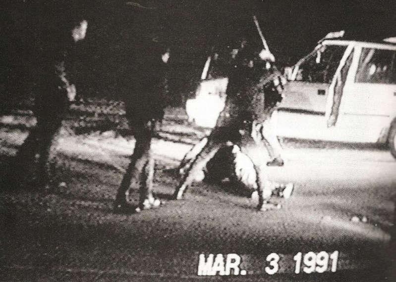 백인 경찰관 4명이 흑인 로드니 킹을 집단 구타하는 장면을 찍은 영상의 한 컷