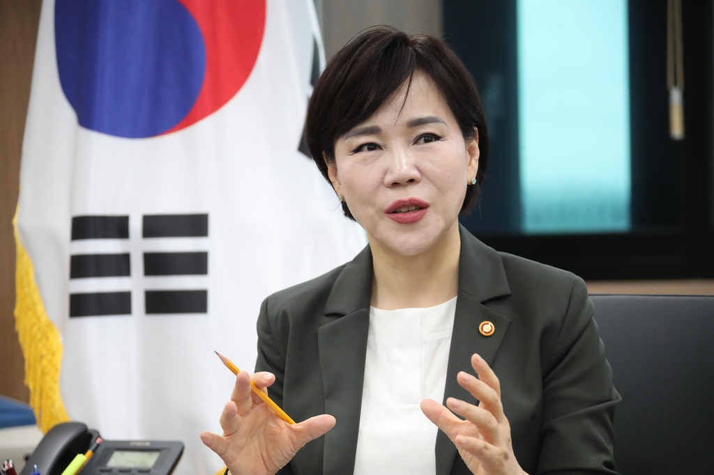인터뷰하는 전현희 국민권익위원장