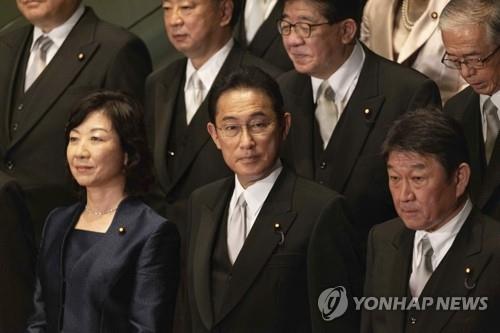 (도쿄 AP=연합뉴스) 기시다 후미오(가운데) 일본 신임 총리가 4일 도쿄 총리관저에서 각료들과 함께 기념사진을 찍고 있다. leekm@yna.co.kr