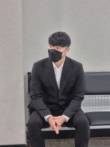 항소심 선고 출석한 가수 휘성