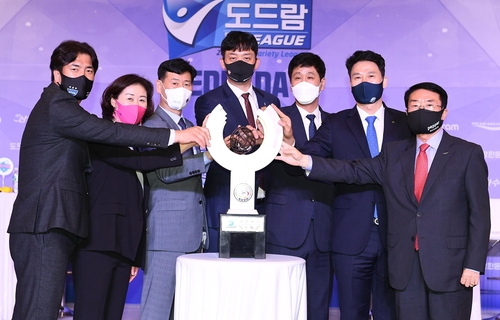 우승 트로피를 둘러싼 프로배구 여자부 감독