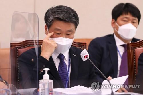 자료 살펴보는 김학도 중소벤처기업진흥공단 이사장