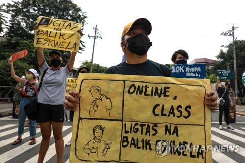 지난 9월 마닐라에서 안전한 수업 재개를 촉구하며 시위를 벌이고 있는 학생들