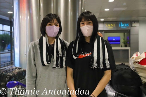 공항에서 기념사진 찍는 이재영-다영 자매