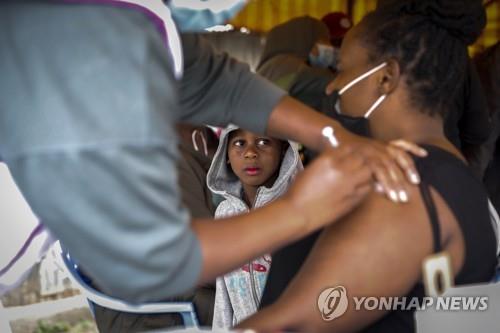 코로나 백신을 맞는 케냐 여성