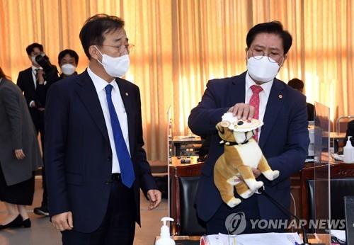 '양두구육' 인형들고 국감장에 등장한 국민의힘 송석준 의원