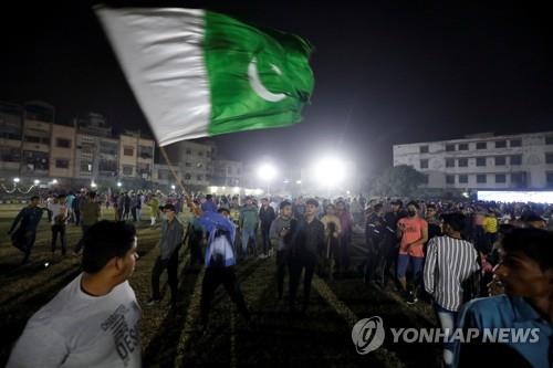  파키스탄에서 크리켓 월드컵 인도전 승리를 기뻐하는 주민 