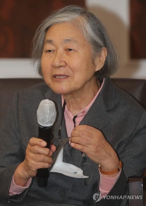 (서울=연합뉴스) 류효림 기자 = 박영희 작곡가가 26일 오후 서울 서초구 서초동 예술의 전당에서 열린 최양업 신부 탄생 200주년 기념 오페라 '길 위의 천국' 제작발표회에서 인사말을 하고 있다. 2021.10.26
