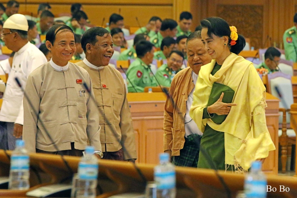윈 민 전 대통령(왼쪽에서 두 번째)과 아웅산 수치 국가고문(맨 오른쪽. 자료사진)