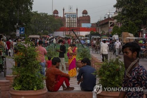  사람들로 붐비는 인도 뉴델리 레드포트 인근 시장