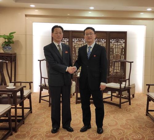 정현우(왼쪽) 주중북한공사와 류진숭 중국 외교부 아주사 사장