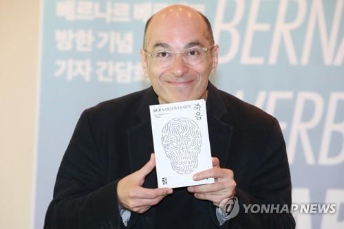 (서울=연합뉴스) 진연수 기자 = 프랑스 베스트셀러 작가 베르나르 베르베르가 5일 서울 중구 웨스틴조선호텔에서 열린 신간 '죽음' 출간 기념 기자간담회에서 포즈를 취하고 있다. 2019.6.5