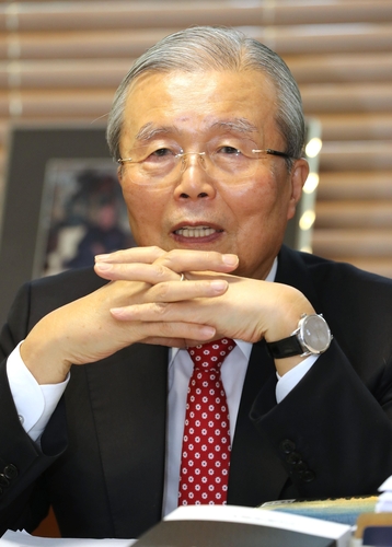 연합뉴스와 인터뷰하는 국민의힘 김종인 총괄선대위원장